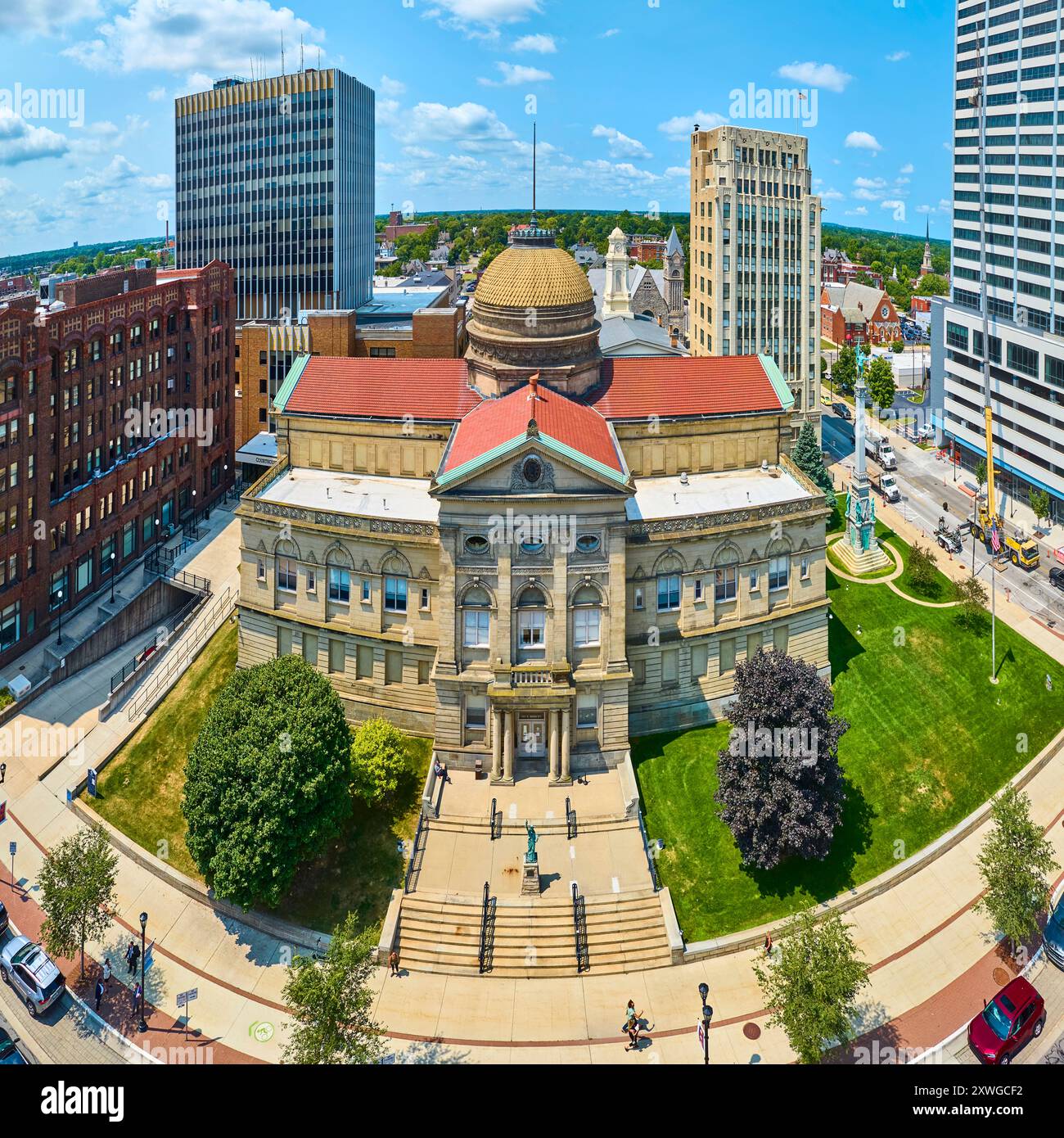 Vue aérienne grand angle du palais de justice historique dans le centre-ville de South Bend, Indiana Banque D'Images