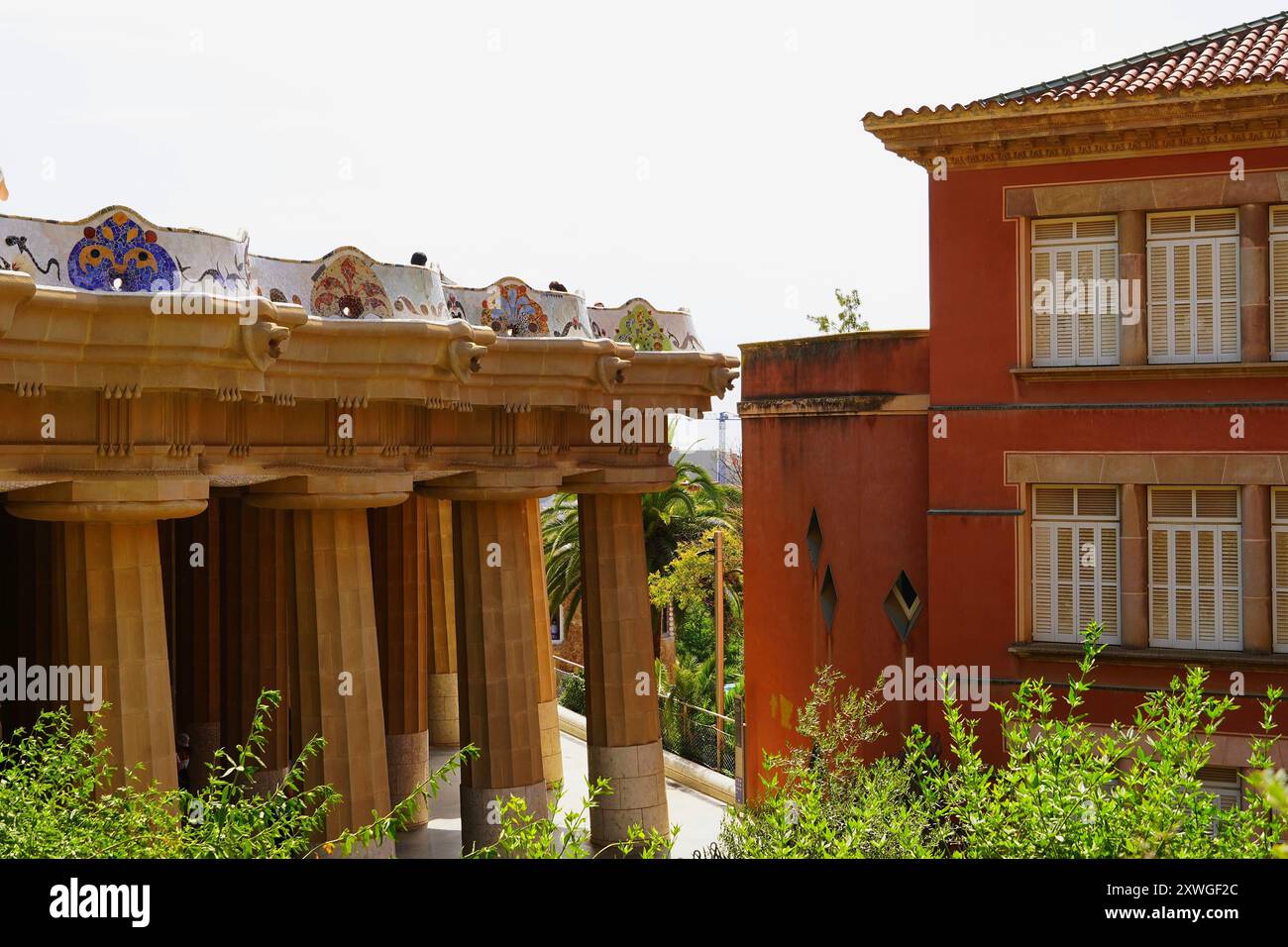 La colonnade du marché et l'école du célèbre Parc Guell, à Barcelone, Espagne Banque D'Images