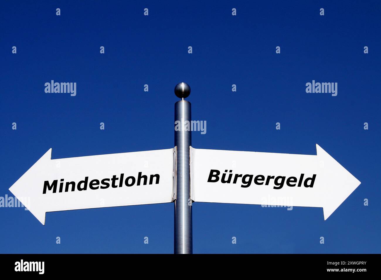 Enseigne, salaire minimum ou revenu du citoyen, image symbolique Banque D'Images