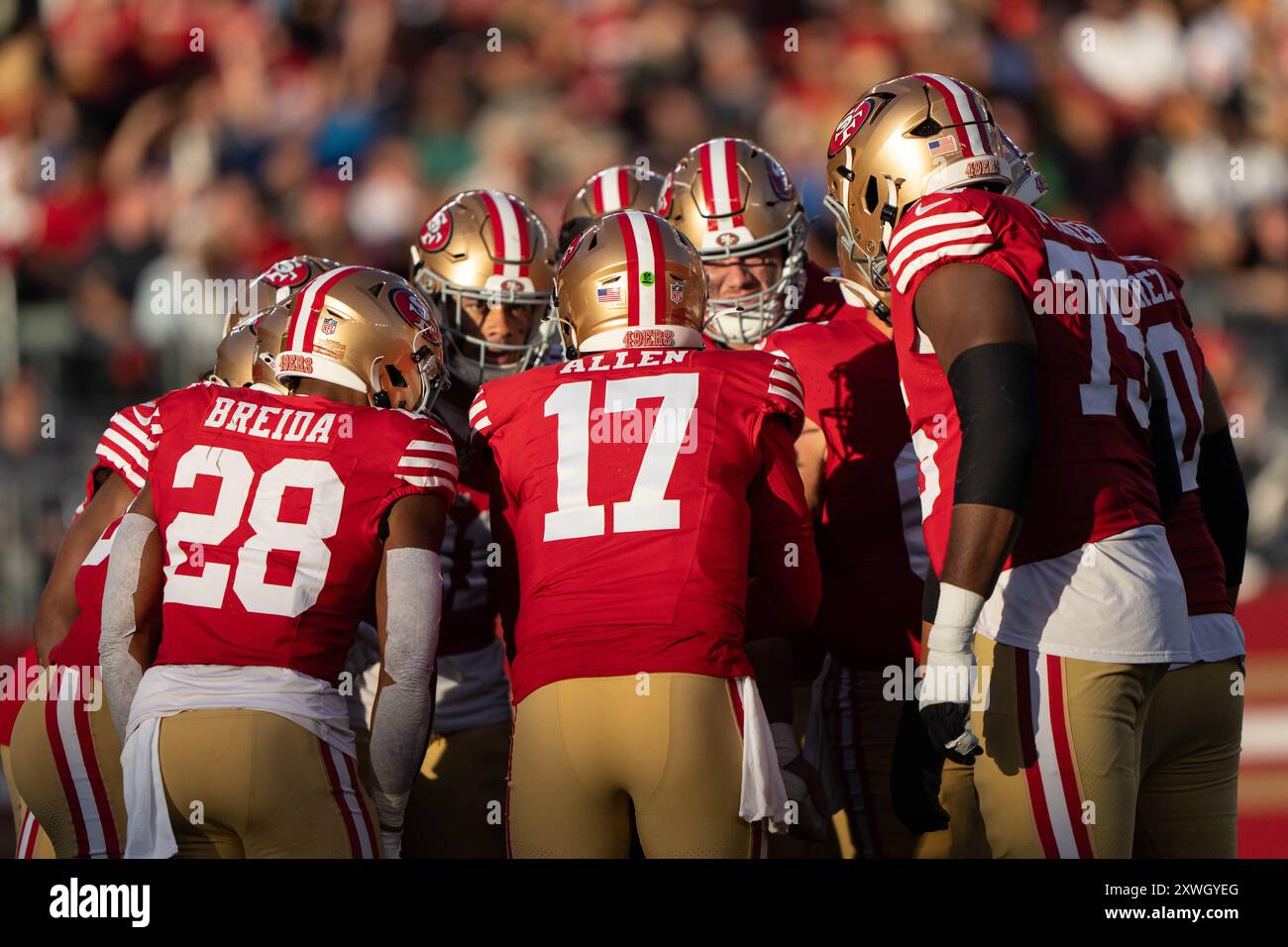 18 août 2024 ; Santa Clara, CALIFORNIE, États-Unis; le quarterback des 49ers de San Francisco Brandon Allen (17 ans) mène le caucus au troisième quart-temps contre le New O. Banque D'Images