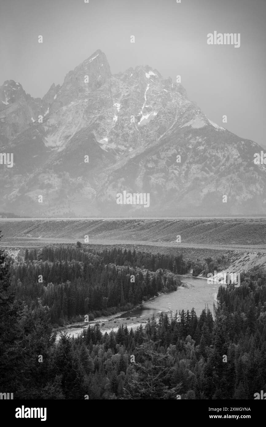 La rivière Snake surplombe le parc national de Grand Teton en noir et blanc Banque D'Images