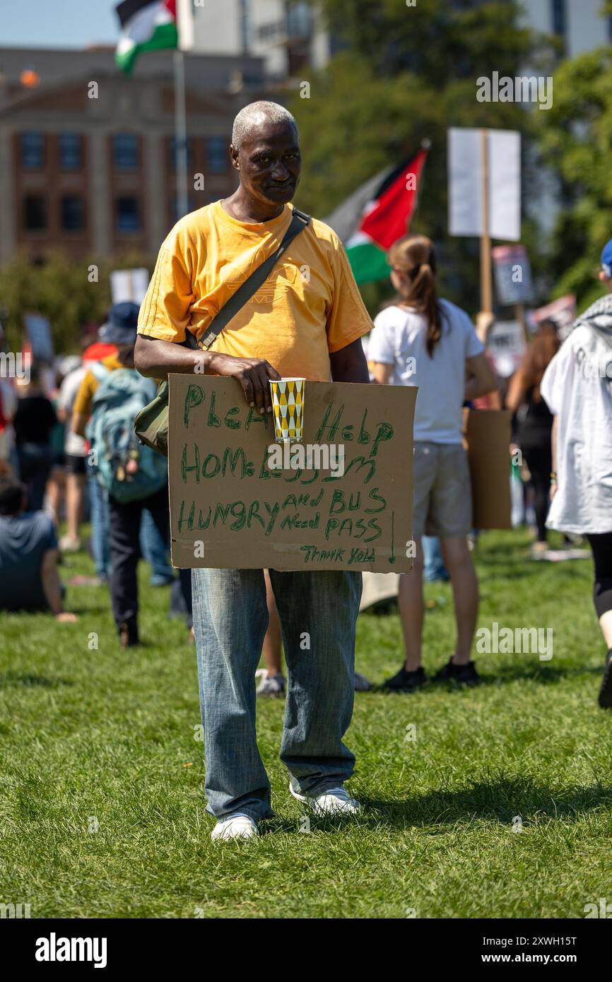 Chicago, États-Unis. 19 août 2024. Homme sans-abri le DNC à Chicago, lundi 19th 2024. Crédit : Zachary Tarrant/Alamy Live News Banque D'Images