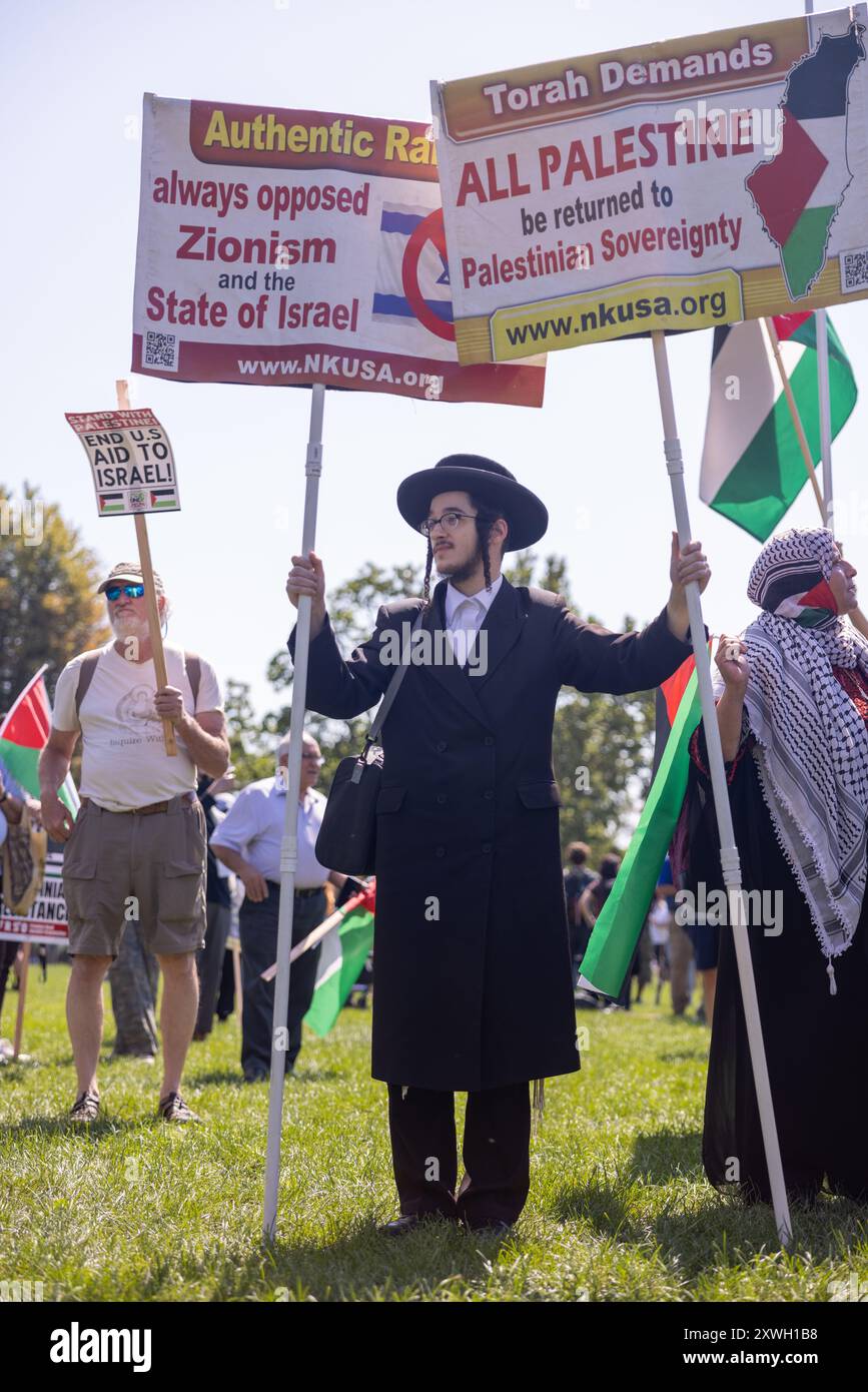 Chicago, États-Unis. 19 août 2024. Les rabbins se joignent aux manifestations devant le DNC à Chicago, lundi 19th 2024. Crédit : Zachary Tarrant/Alamy Live News Banque D'Images