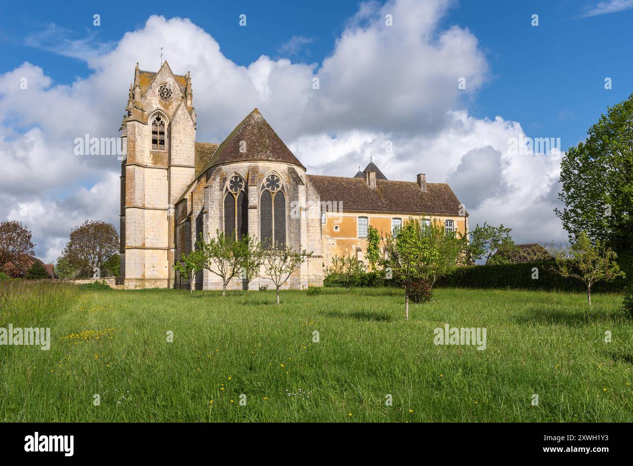 Ancienne église prieurée de Sainte-Gauburge du XIIIe siècle où se trouve l'écomusée du Perche Banque D'Images
