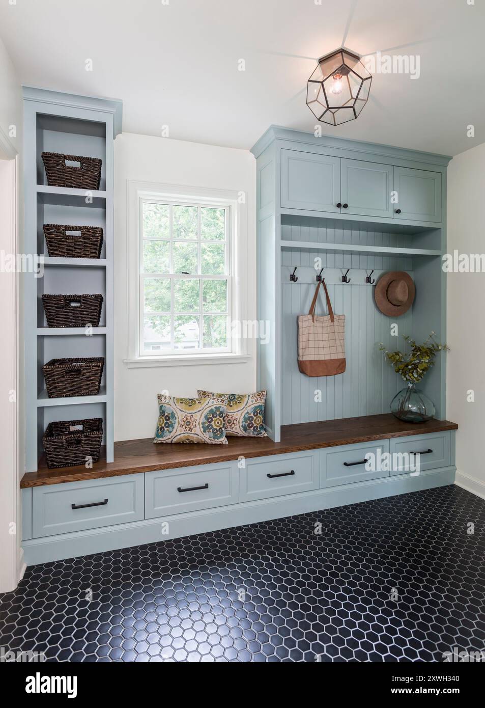 Beau mudroom avec carrelage noir et bleu doux intégrés Banque D'Images