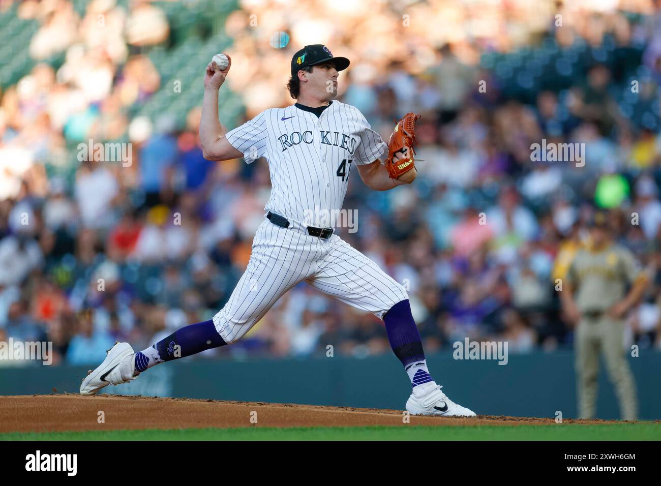 CAL Quantrill #47 des Rockies du Colorado livre un terrain lors d'un match contre les Padres de San Diego à Coors Field le 16 août 2024 à Denver, Col Banque D'Images