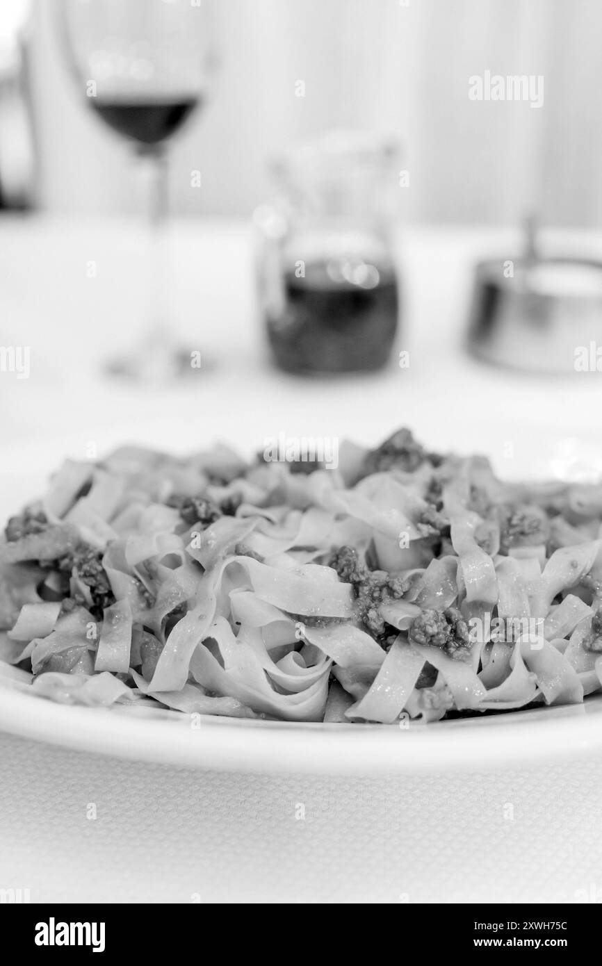 Style traditionnel Spaghetti bolognaise à Bologne Italie en noir et blanc Banque D'Images