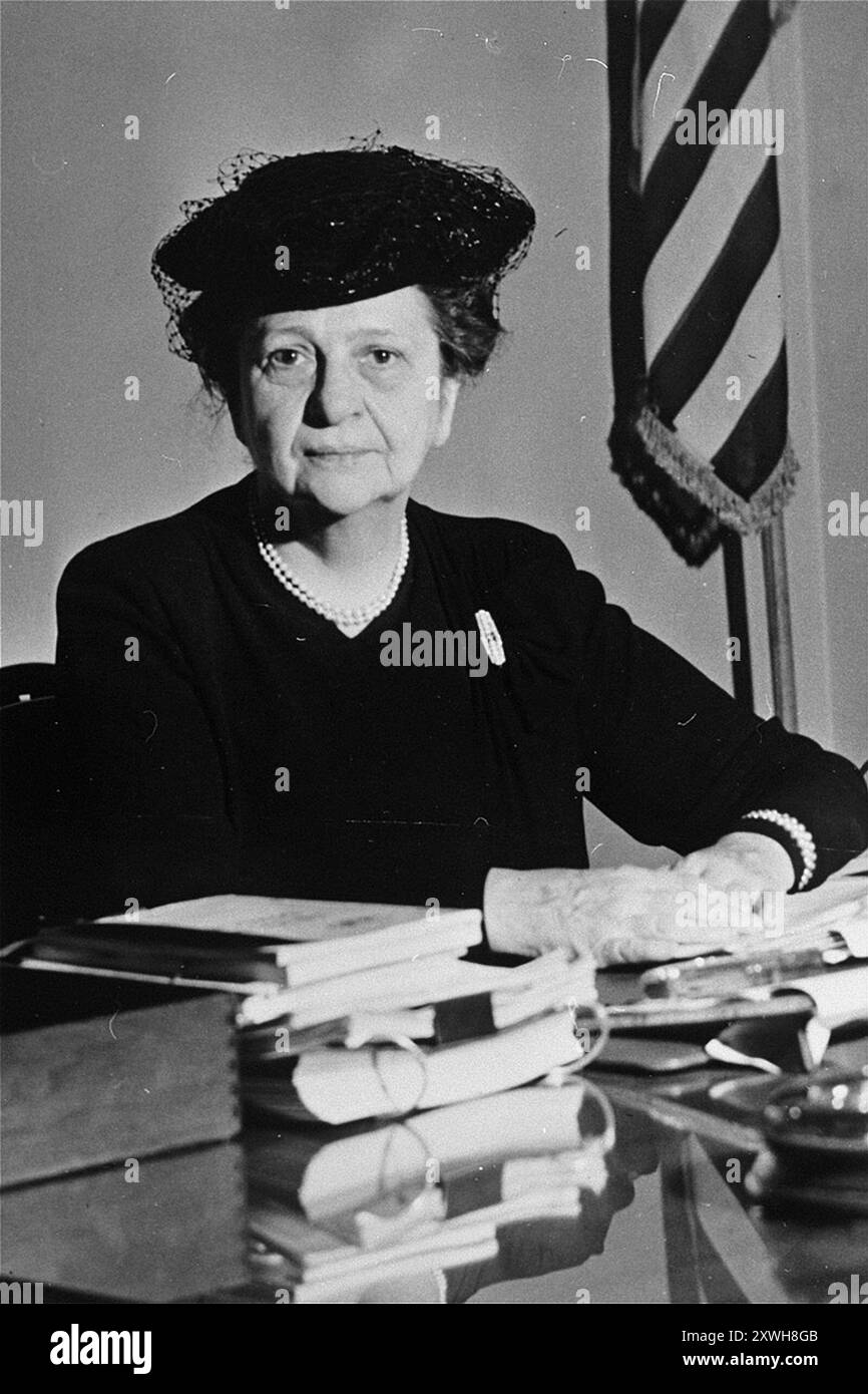 Portrait de Frances Perkins assise à son bureau. Elle était la secrétaire du travail de Roosevelt--la première nomination d'une femme au cabinet des États-Unis. Sa nomination a été amèrement critiquée par les dirigeants du monde des affaires, politiques et syndicaux. En tant que secrétaire au travail, elle promeut l'adoption de la loi sur la sécurité sociale, prôna des salaires plus élevés et aida à normaliser la législation industrielle de l'État. Banque D'Images