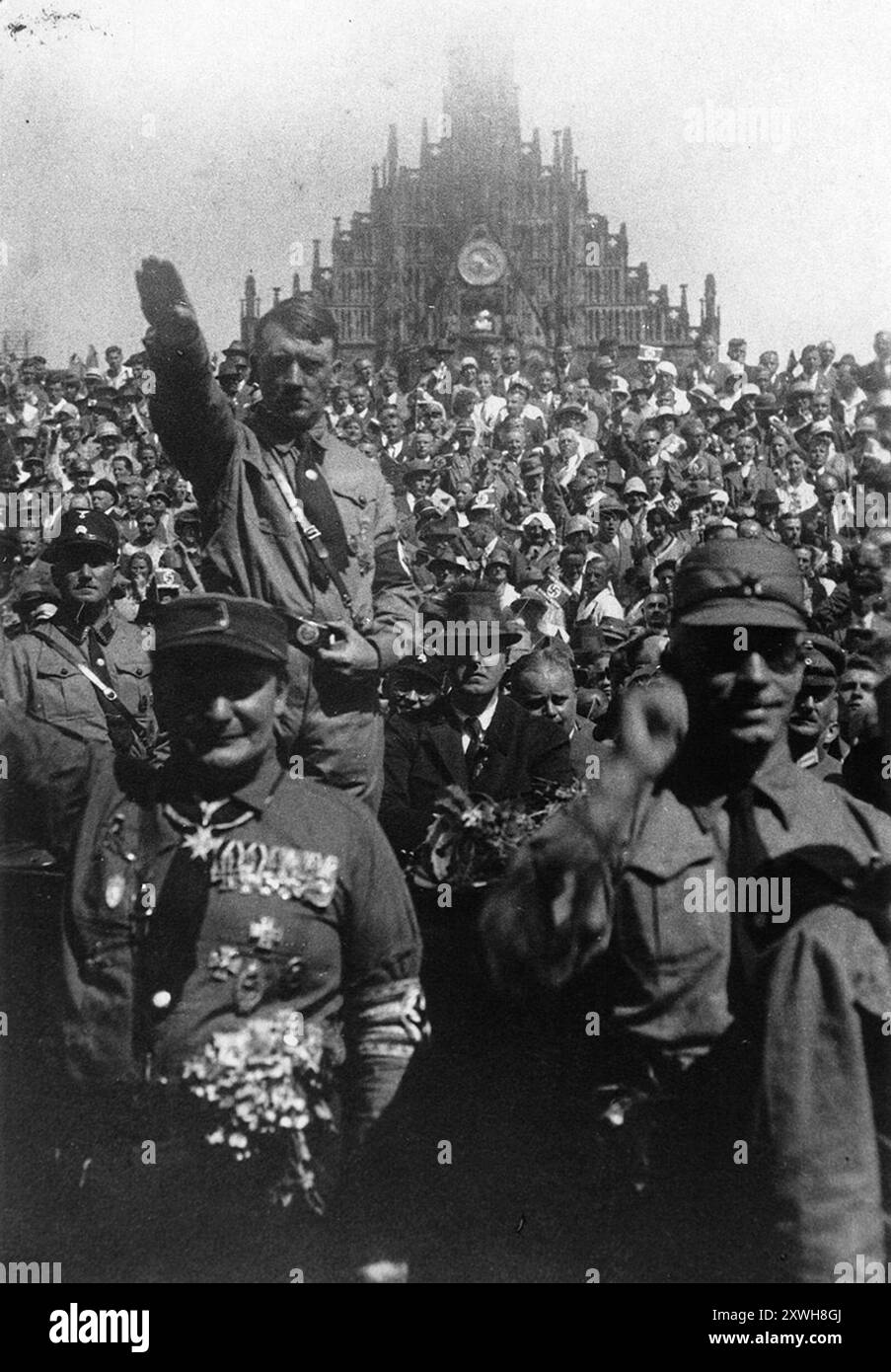 Adolf Hitler lui fait salut nazi lors d'un rassemblement du jour de la fête du Reich à Nuremberg. Hermann Göring se tient devant lui. La photo est datée de 1927 Banque D'Images
