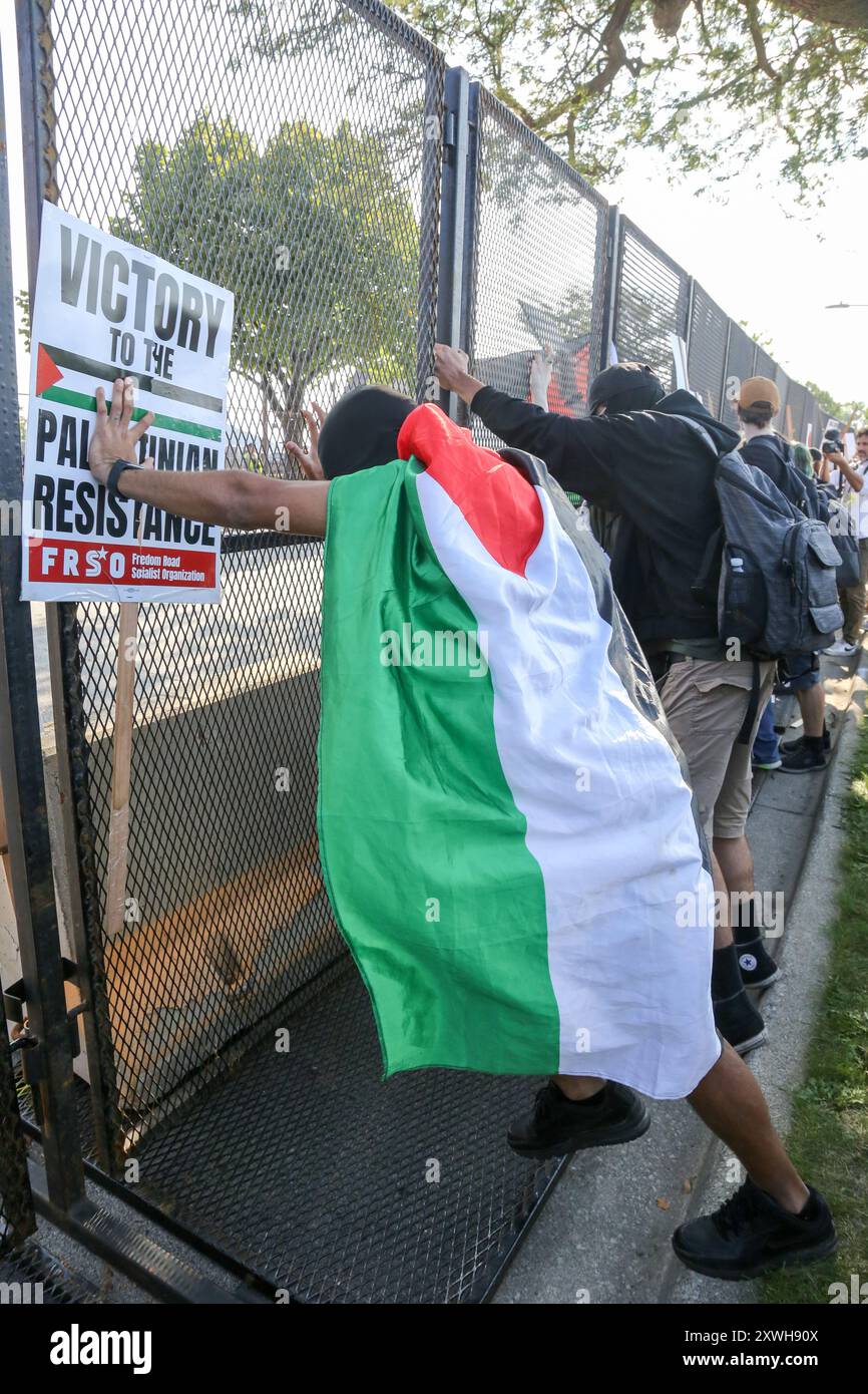Chicago, États-Unis. 19 août 2024. Les manifestants pro-palestiniens de la première marche nationale sur le DNC tentent de briser la barrière entourant le périmètre du United Center à partir du parc 578, Chicago, il le 19 août 2024. C'était le premier jour de la Convention démocratique et les manifestants voulaient envoyer un message au DNC. (Photo par : Alexandra Buxbaum/Sipa USA) crédit : Sipa USA/Alamy Live News Banque D'Images