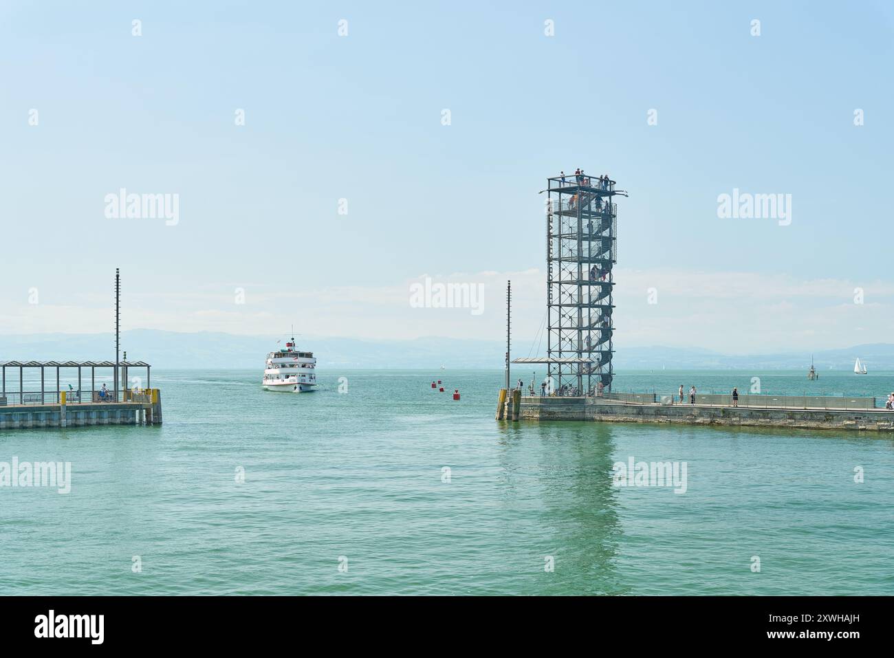 Un navire au Moleturm sur le quai du port à Friedrichshafen sur le lac de Constance, Bodensee Banque D'Images