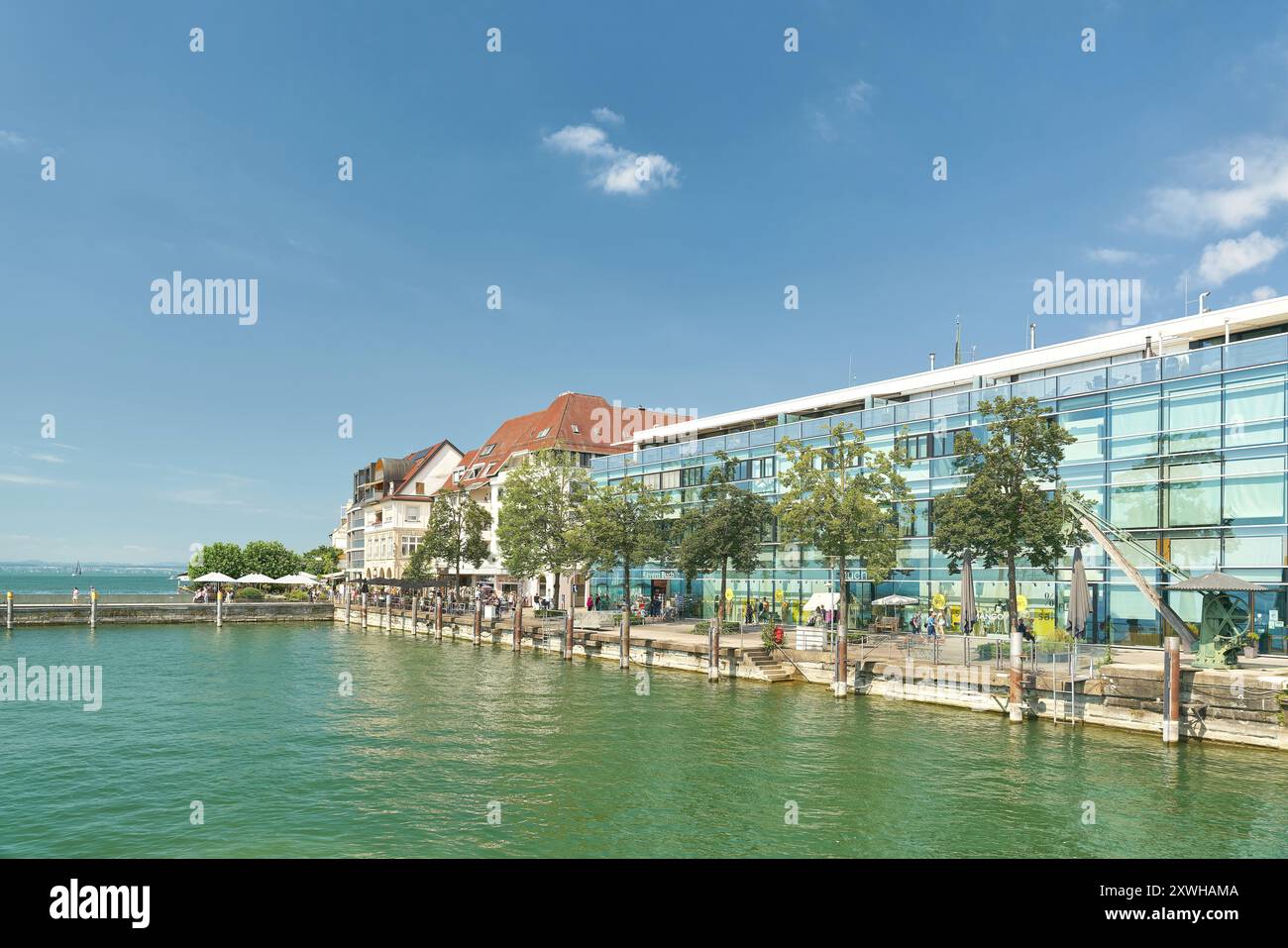 Maison des médias moderne, Medienhaus am See dans le port de Friedrichshafen sur le lac de Constance, Bodensee Banque D'Images