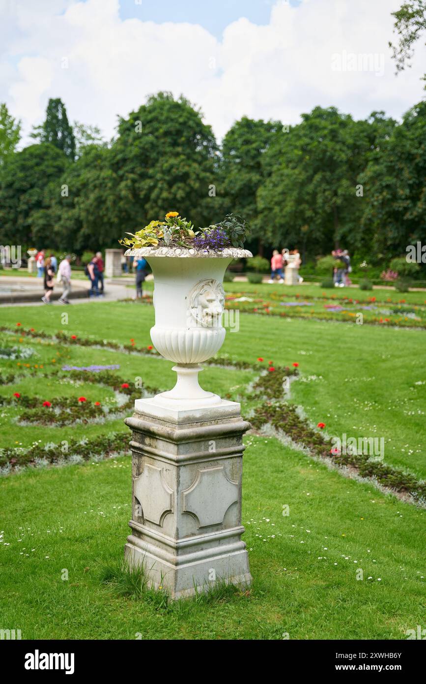 Jardinière comme décoration sur une prairie dans un parc public bien entretenu à Cologne Banque D'Images Jardinière comme décoration sur une prairie dans un parc public bien entretenu à Cologne Banque D'Images