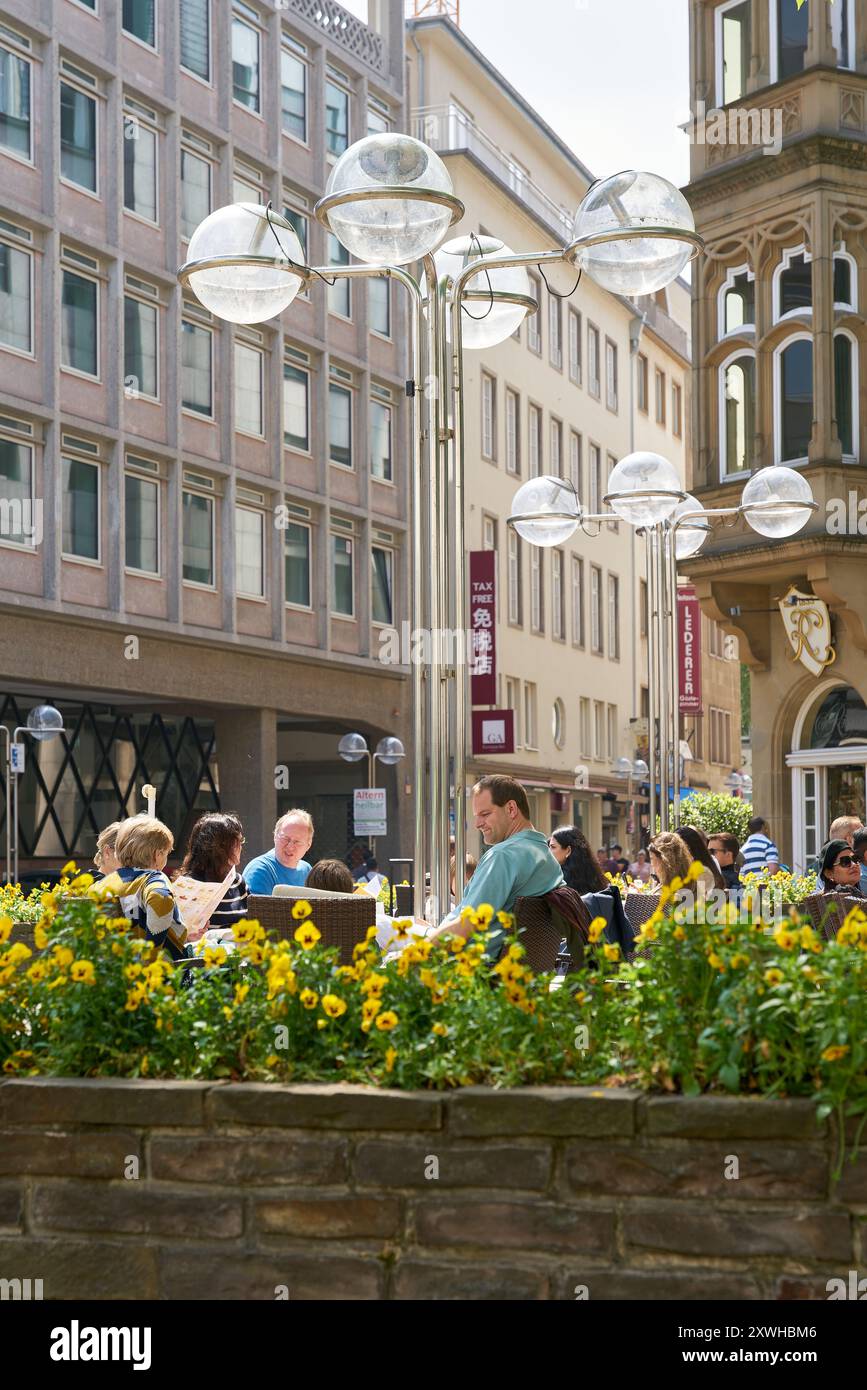 Certaines personnes s'assoient dans un café à Cologne et font une pause Banque D'Images