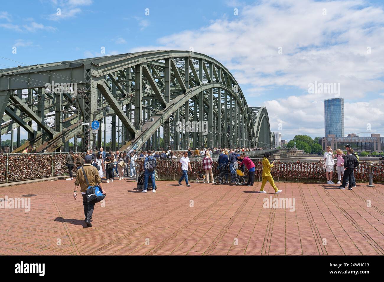 Touristes du monde entier au pont Hohenzollern à Cologne avec ses nombreuses serrures d'amour Banque D'Images