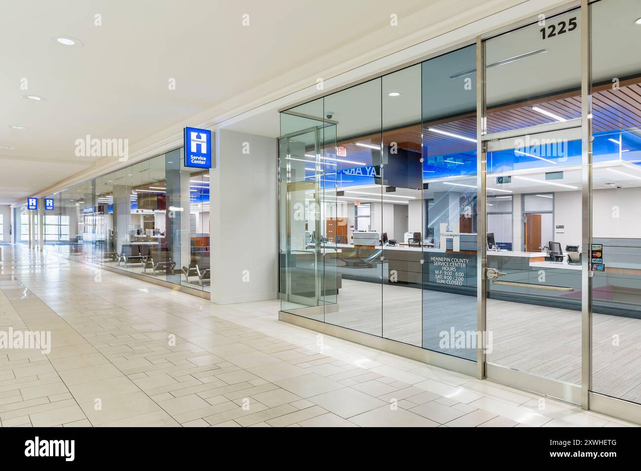 Entrée au Hennepin Country Service Center à Southdale Mall Banque D'Images