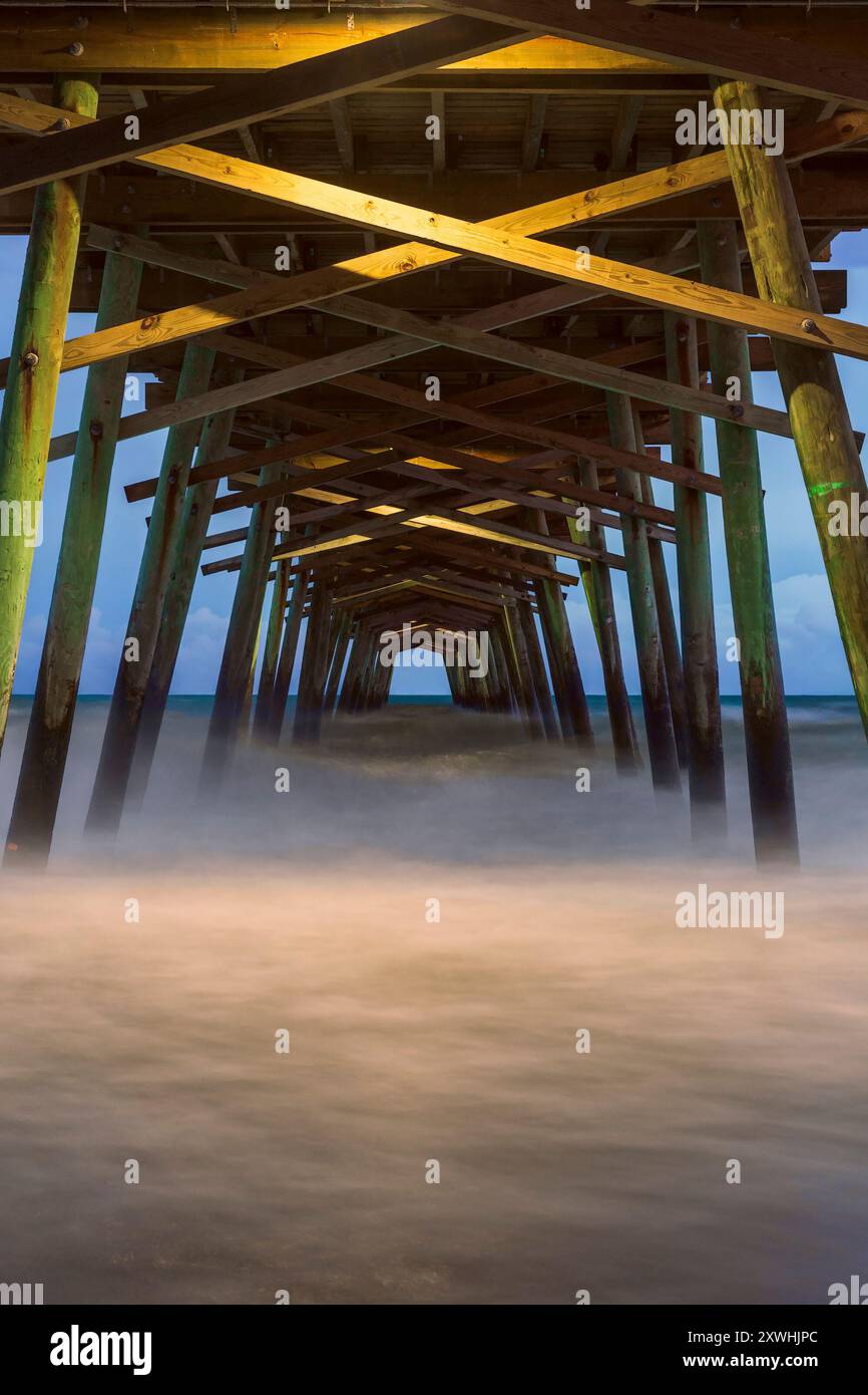 La jetée de pêche bogue Inlet à Emerald Isle au coucher du soleil. Caroline du Nord. ÉTATS-UNIS Banque D'Images