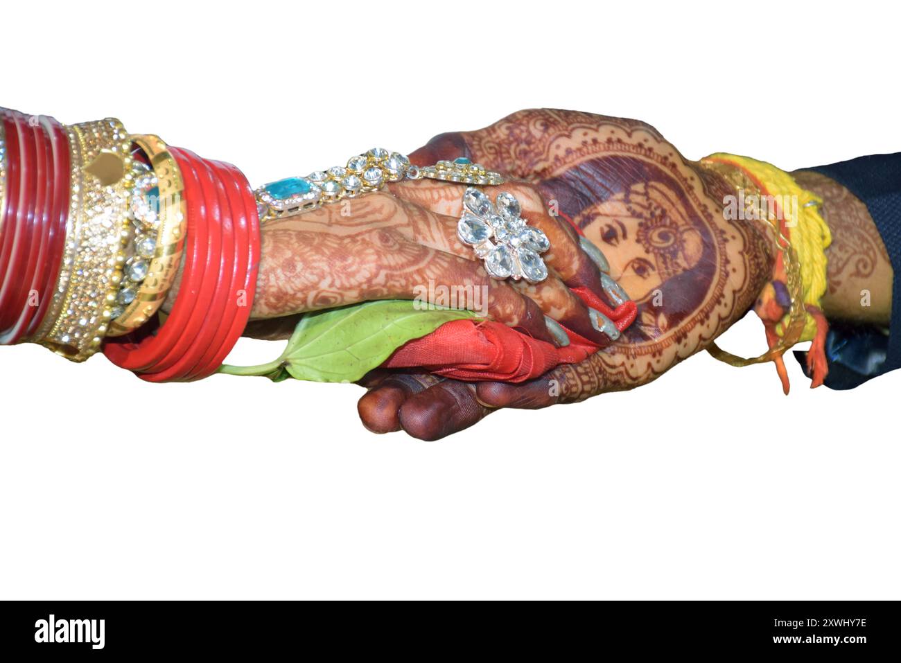 La mariée et le marié se tiennent la main. C'est une partie des rituels de mariage hindous. blanc isolé. Banque D'Images