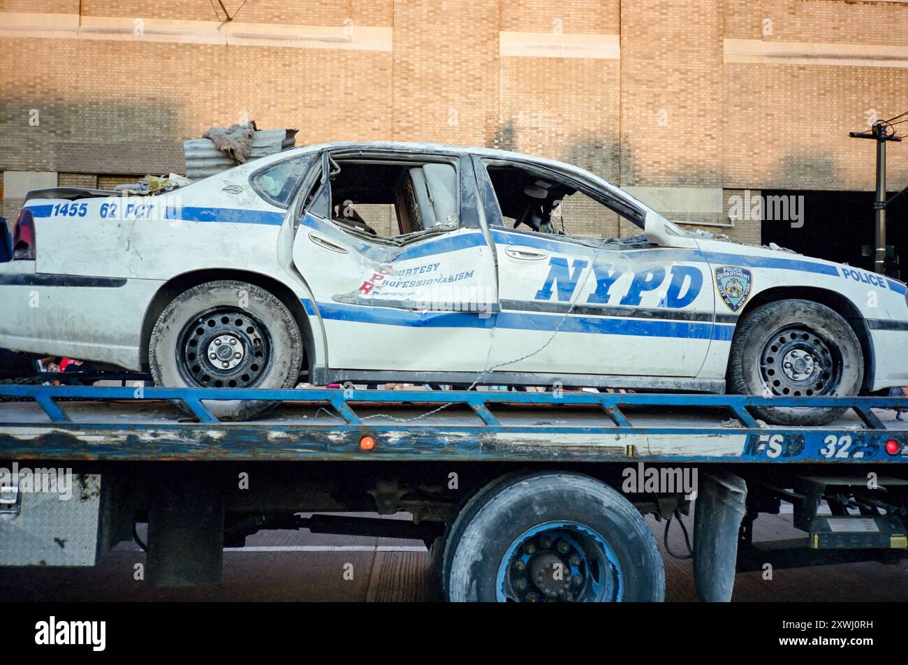 11 septembre 2001 NYC - le NYPD remorque des voitures du NYPD détruites lors de l'attaque sur la Westside Highway. Le 11 septembre 2001, quatre avions commerciaux américains ont été détournés par Al-Qaïda, un groupe terroriste islamiste extrémiste, et ont été armés contre les États-Unis. Tuant près de 3000 personnes et en blessant 6000 autres, ce fut la pire attaque qui ait eu lieu sur le sol des États-Unis. Deux des avions ont été transportés dans le World Trade Center de New York, détruisant les tours jumelles et tuant 2 977 personnes. Ce sont des photos de ce jour et de la semaine à suivre et tournées sur film (photo Syndi Pilar/SOPA images/Sipa USA) Banque D'Images