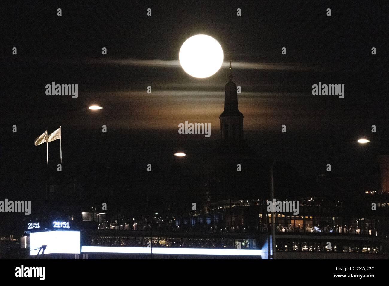 Stockholm, Suède. 19 août 2024. Une pleine lune connue sous le nom de Super Blue Moon est visible à Stockholm, Suède, le lundi 19 août 2024. Photo : Henrik Montgomery/TT/Code 10060 crédit : TT News Agency/Alamy Live News Banque D'Images