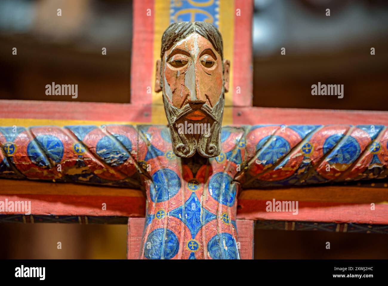 Auvent moderne recréant le style roman dans l'église de Sant Pere de Montgrony (Ripollès, Gérone, Catalogne, Espagne, Pyrénées) Banque D'Images