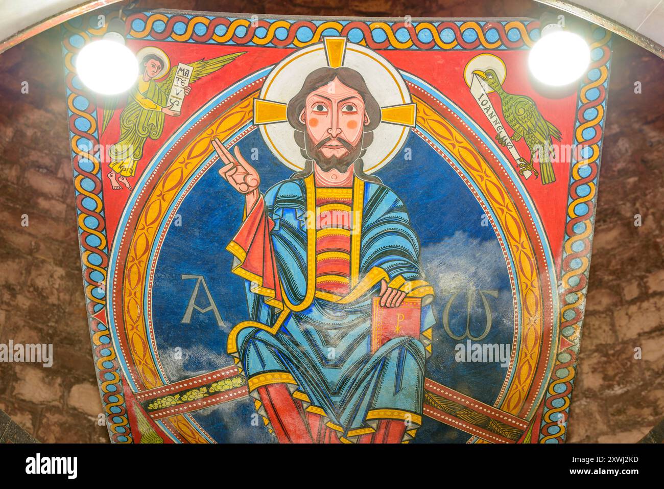 Auvent moderne recréant le style roman dans l'église de Sant Pere de Montgrony (Ripollès, Gérone, Catalogne, Espagne, Pyrénées) Banque D'Images