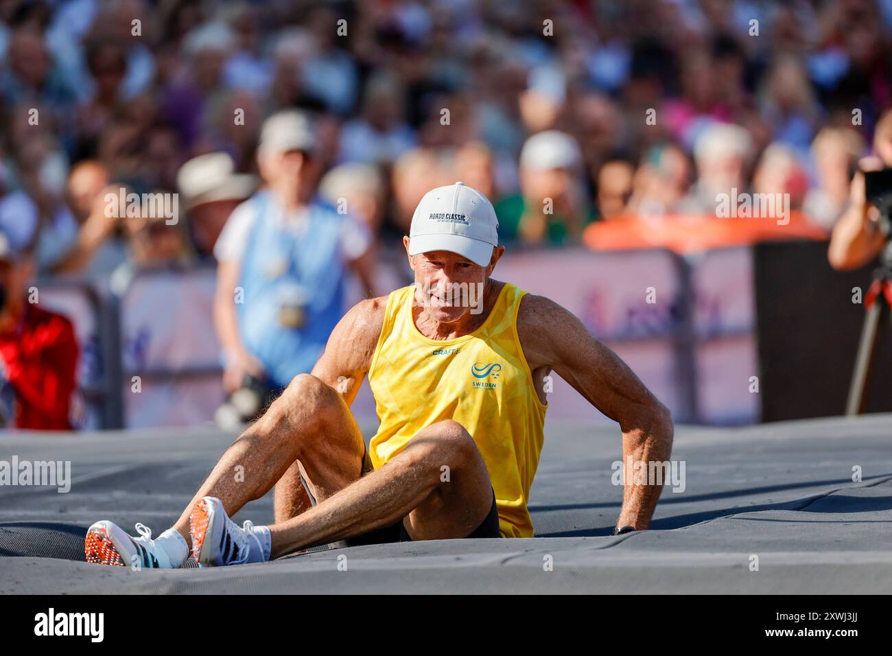Gothenburg, Suède . 19 août 2024. L'ancienne vedette alpine Ingemar Stenmark participe à la voûte à la perche, m65, lors des Championnats du monde des maîtres d'athlétisme 2024 au Slottsskogsvallen à Gothenburg, en Suède, le 19 août 2024. Stenmark franchit 3 mètres lors de sa deuxième tentative. Photo : Adam Ihse/TT code 9200 crédit : TT News Agency/Alamy Live News Banque D'Images