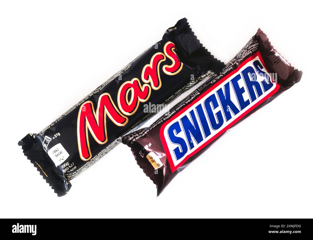 2024 : tablettes de chocolat mars et Snickers, sur blanc Banque D'Images