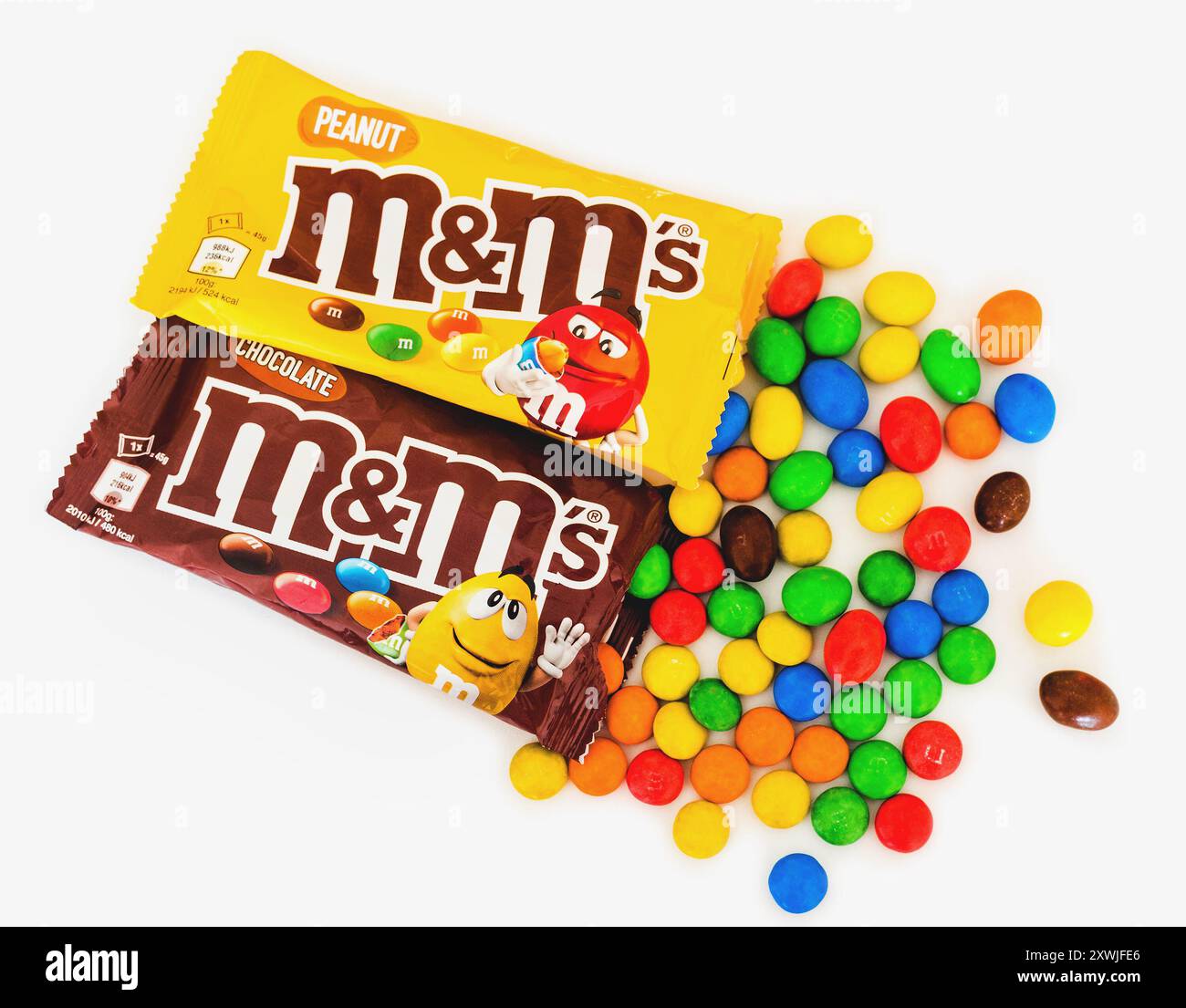 2024 : M&MS (by mars) dragée aux noix de chocolat, sur blanc Banque D'Images