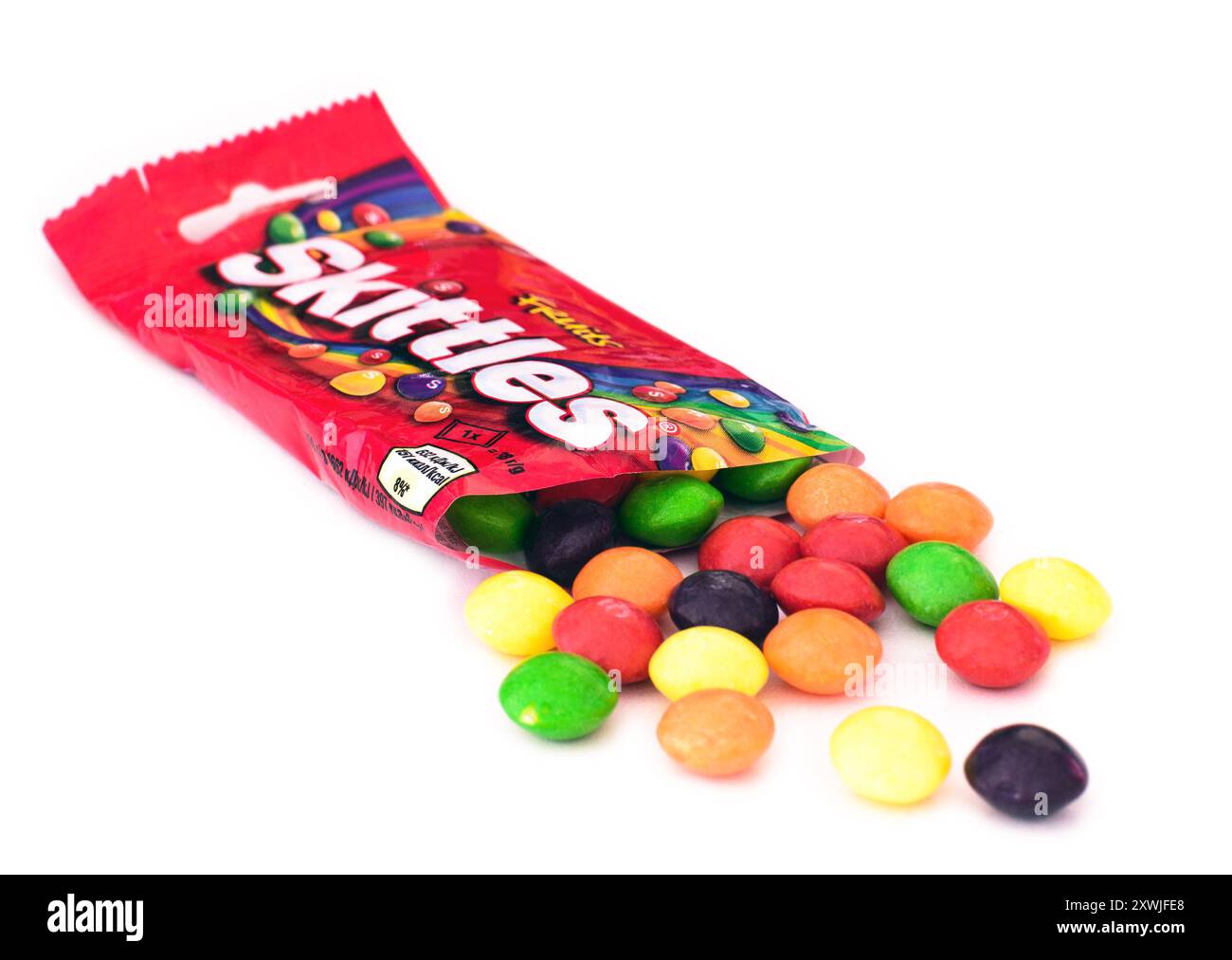 2024 : Skittles (par mars) fruit dragee sur blanc Banque D'Images