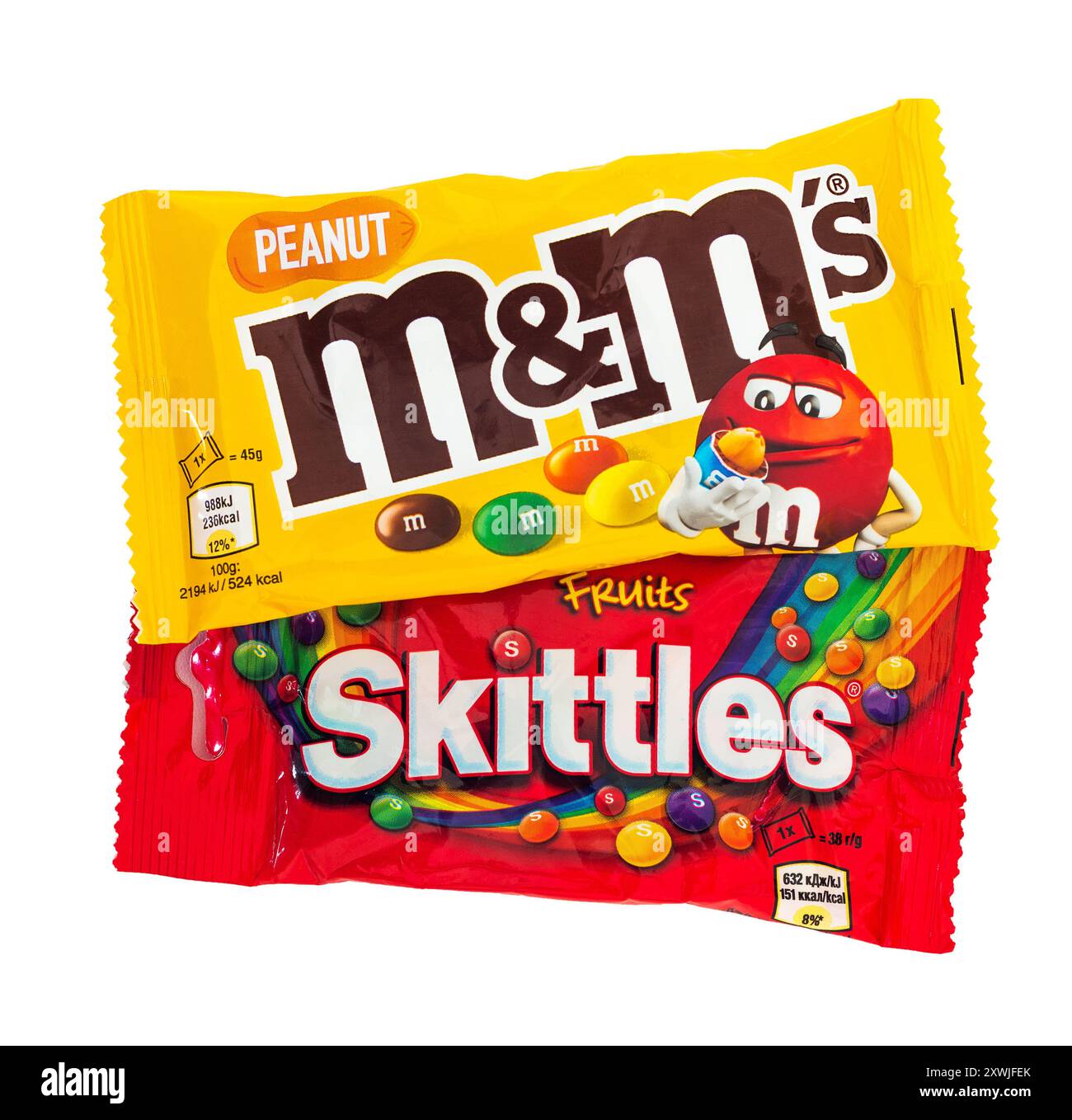 2024 : Skittles and M&MS (by mars) fruit dragee sur blanc Banque D'Images