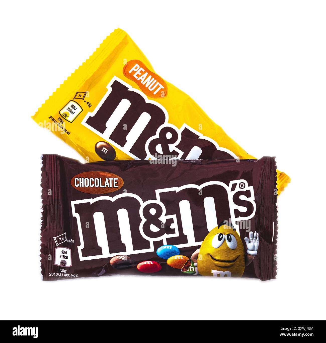 2024 : M&MS (by mars) dragée aux noix de chocolat, sur blanc Banque D'Images