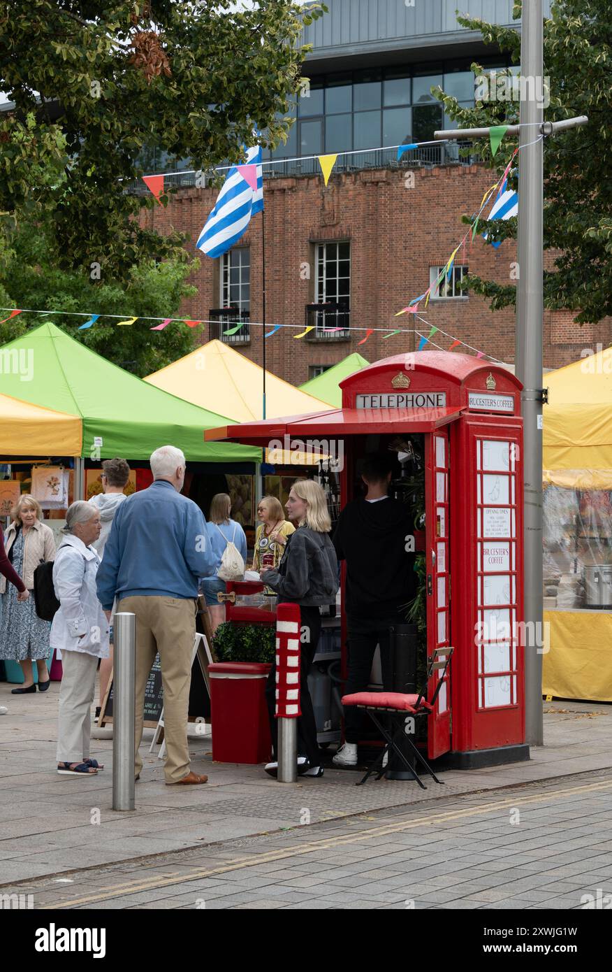 Cabine téléphonique convertie en café, Waterside, Stratford-upon-Avon, Warwickshire, Angleterre, ROYAUME-UNI Banque D'Images