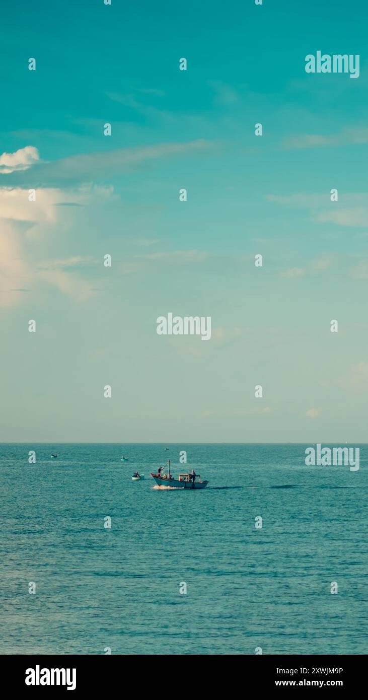 Vue imprenable sur le paysage marin. Énergie magique de beaux nuages heureux. Vietnam tropical mer calme Banque D'Images
