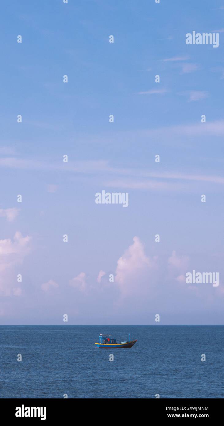 Vue imprenable sur le paysage marin. Énergie magique de beaux nuages heureux. Vietnam tropical mer calme Banque D'Images