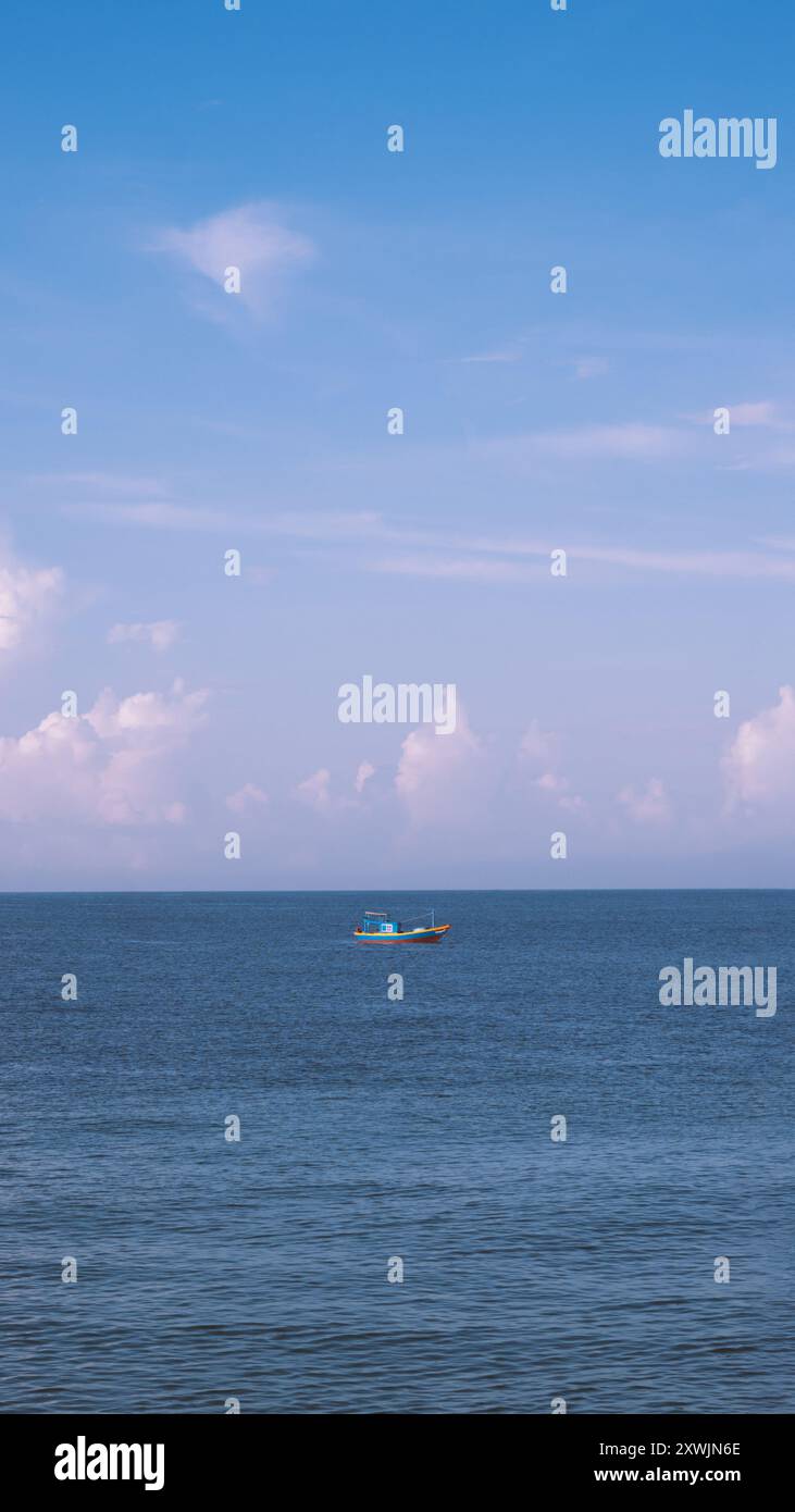 Vue imprenable sur le paysage marin. Énergie magique de beaux nuages heureux. Vietnam tropical mer calme Banque D'Images