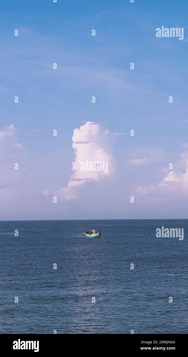 Vue imprenable sur le paysage marin. Énergie magique de beaux nuages heureux. Vietnam tropical mer calme Banque D'Images