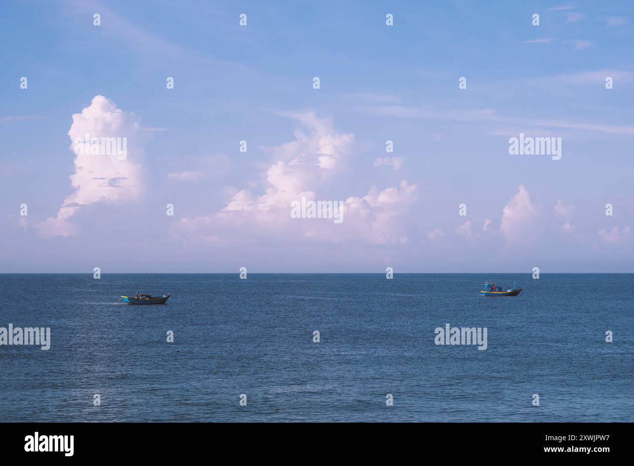Vue imprenable sur le paysage marin. Énergie magique de beaux nuages heureux. Vietnam tropical mer calme Banque D'Images