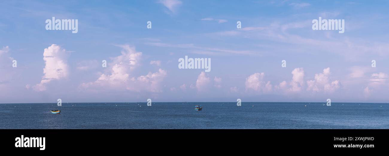 Vue imprenable sur le paysage marin. Énergie magique de beaux nuages heureux. Vietnam tropical mer calme Banque D'Images
