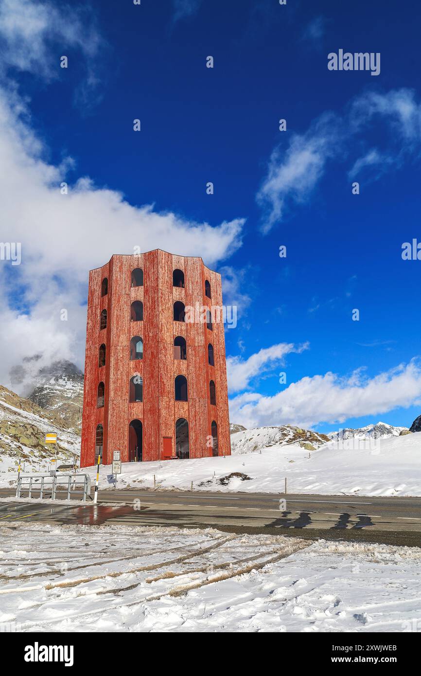Grisons, Suisse - 12 mars. 2023:la tour rouge du Théâtre Julier sur le col du Julier (2284 m d'altitude) en hiver. Canton de Graubuenden, Switz Banque D'Images