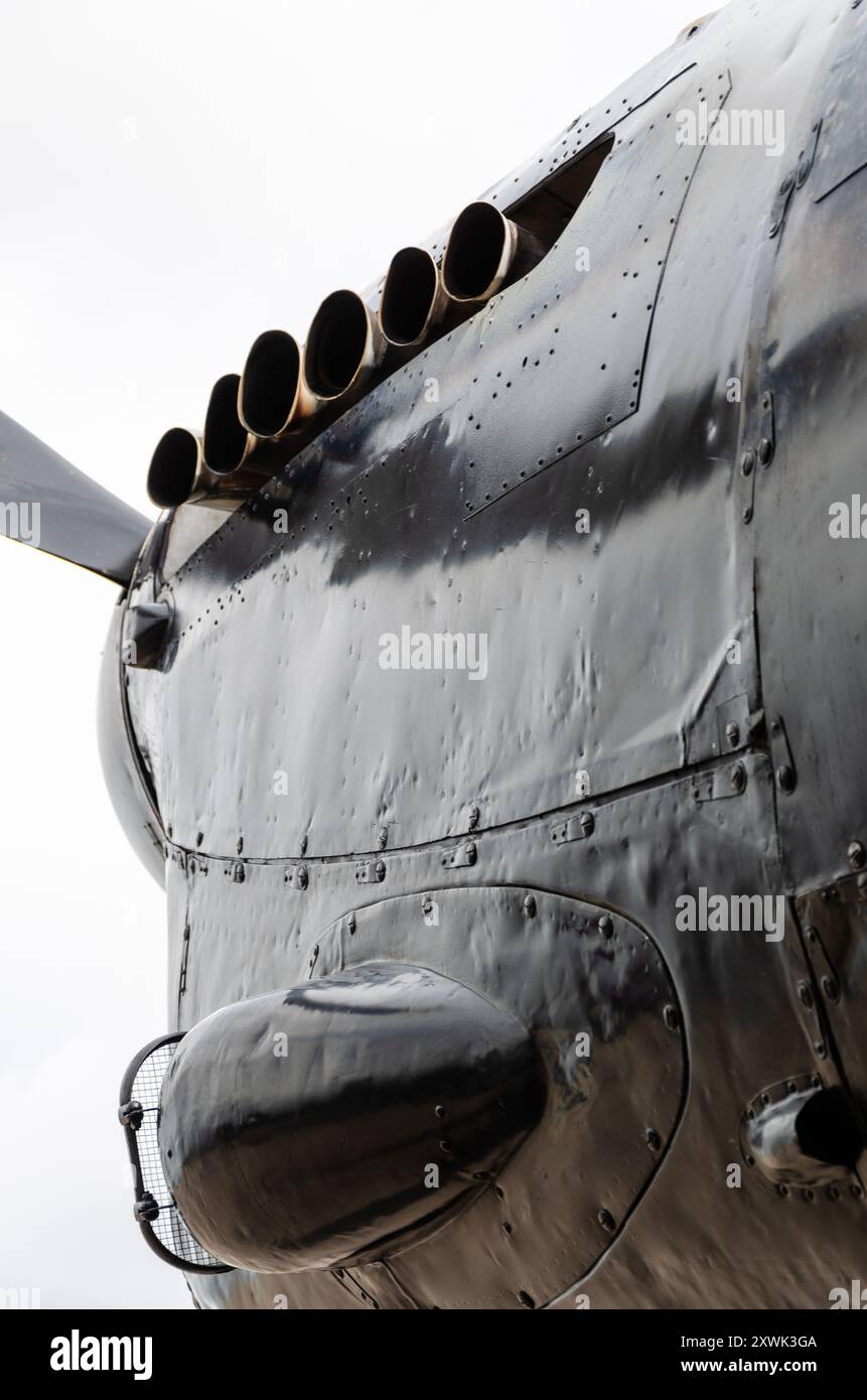 Musée canadien du patrimoine aéronautique Avro Lancaster FM213, connu sous le nom de Mynarski Lancaster. Nacelle moteur Merlin avec embouts d'échappement Banque D'Images