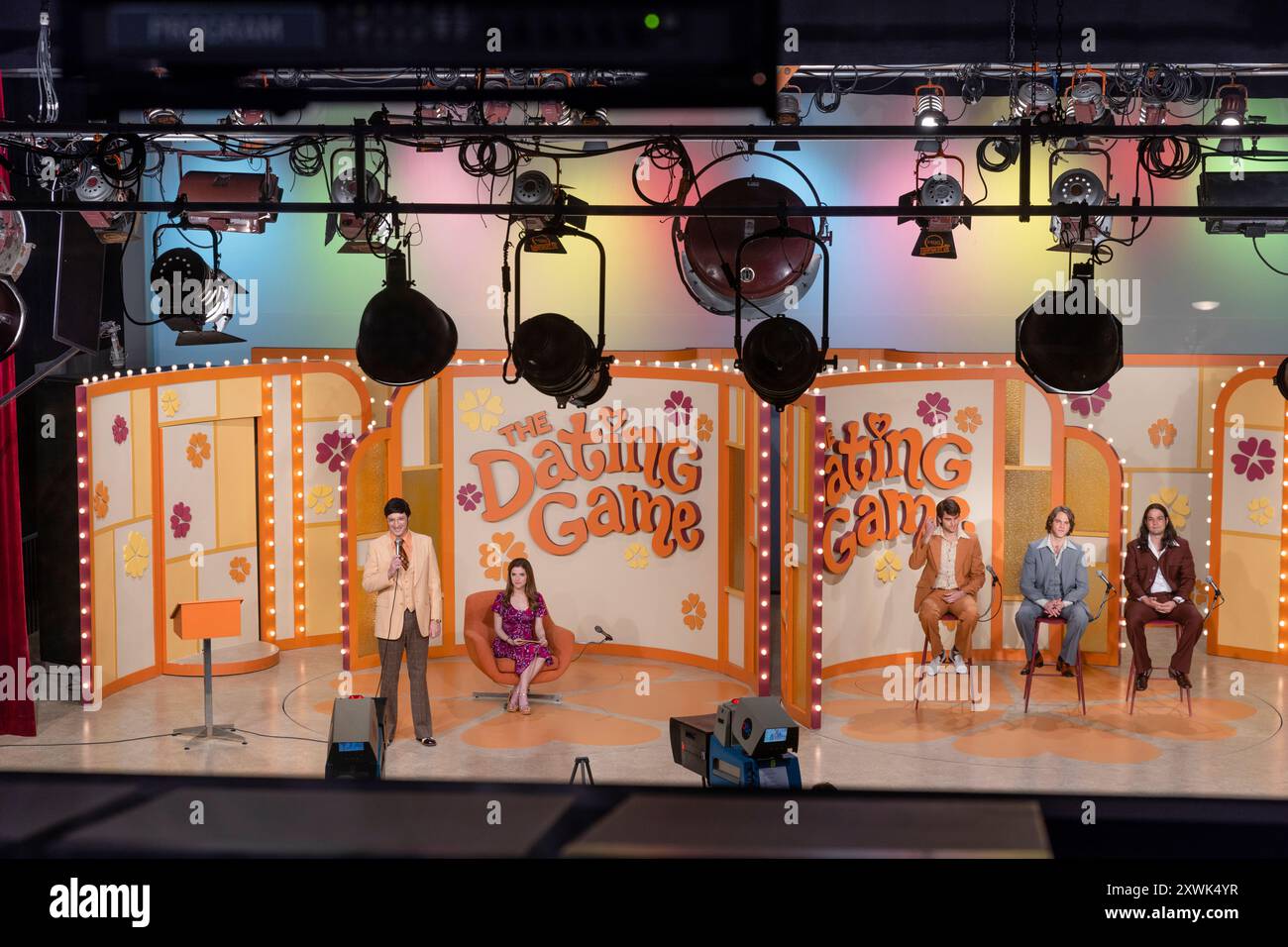 Femme de l'heure (2023) réalisé par Anna Kendrick et mettant en vedette Anna Kendrick, Tony Hale et Jedidiah Goodacre. Rodney Alcala était un tueur au milieu d'une frénésie meurtrière quand il a participé effrontément, et a remporté un rendez-vous sur, le populaire jeu télévisé 'The Dating Game'. Photographie publicitaire ***USAGE ÉDITORIAL SEULEMENT***. Crédit : BFA / Leah Gallo / vertical Banque D'Images