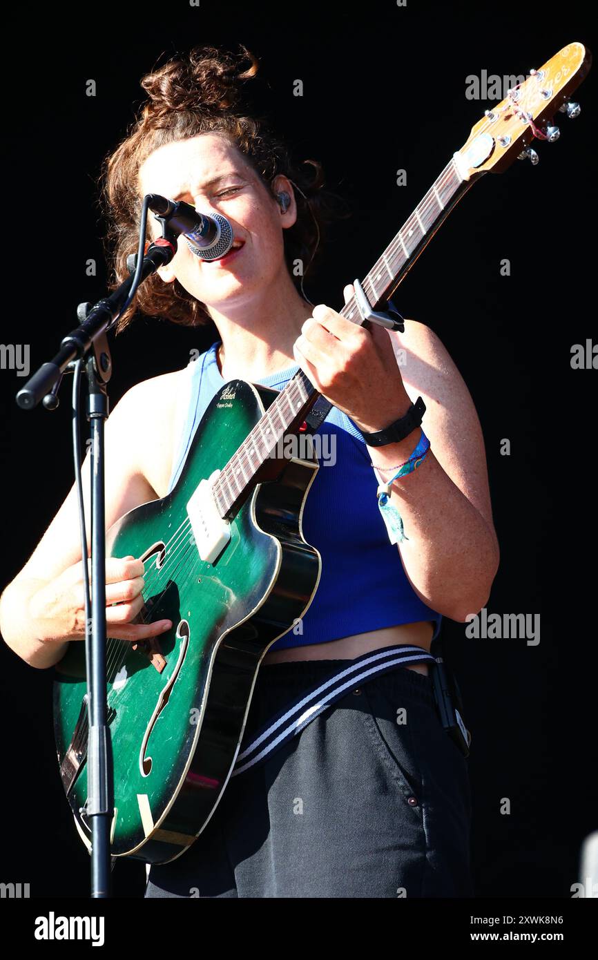 Green Man Festival, Brecon Beacons, pays de Galles, Royaume-Uni. 16 août 2024. C'est le Kit au Green Man Festival. Sur la photo : chanteuse, chanteuse, guitariste Kate stables. Crédit : Nidpor/EMPICS/Alamy Live News Banque D'Images