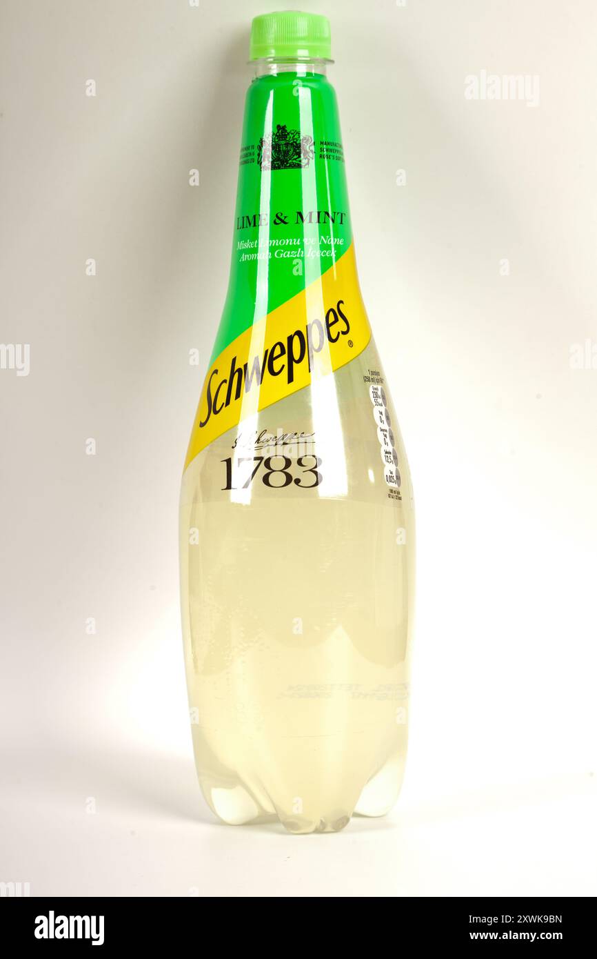 Schweppes boissons gazeuses menthe citron vert dans des bouteilles en plastique de 1 litre, Istanbul Turquie 07 octobre 2023, isolé sur fond blanc Banque D'Images