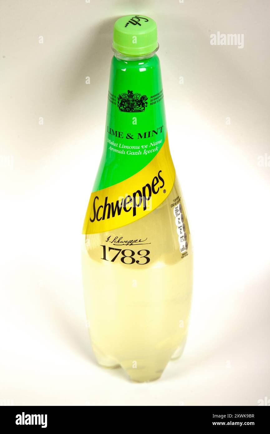 Schweppes boissons gazeuses menthe citron vert dans des bouteilles en plastique de 1 litre, Istanbul Turquie 07 octobre 2023, isolé sur fond blanc Banque D'Images