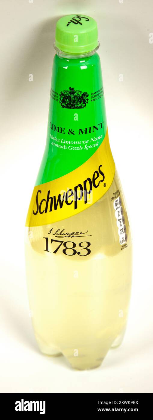 Schweppes boissons gazeuses menthe citron vert dans des bouteilles en plastique de 1 litre, Istanbul Turquie 07 octobre 2023, isolé sur fond blanc Banque D'Images