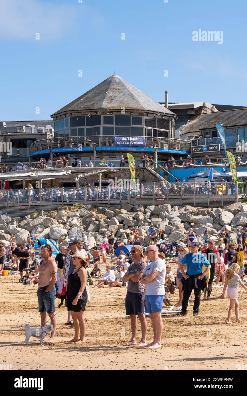 Les gens se sont rassemblés sur l'emblématique Fistral Beach pour assister à la finale du Boardmasters Open Surfing Competition à Newquay en Cornouailles au Royaume-Uni Banque D'Images