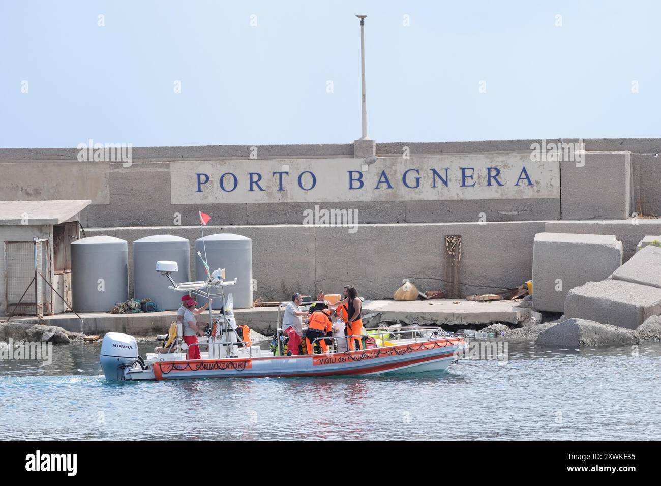 Les services d'urgence italiens se sont dirigés vers la zone au large de la côte sicilienne, où les recherches se poursuivent pour le magnat de la technologie britannique Mike Lynch et sa fille Hannah, qui sont parmi les six touristes portés disparus après qu'un yacht de luxe a coulé dans une tornade au large de la côte sicilienne. La paire est parmi les six touristes disparus après que le yacht, nommé Bayesian, a été battu lors de tempêtes intenses au large de la côte de Palerme dans les premières heures de lundi. Date de la photo : mardi 20 août 2024. Banque D'Images