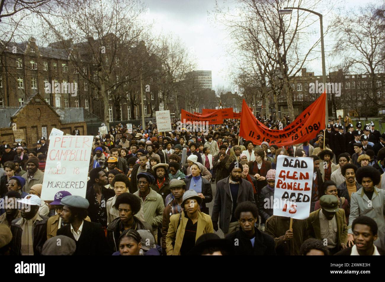 Journée d'action des Noirs marche vers le West End de Londres depuis Fordham Park, au sud de Londres. Manifestation due à l'inaction sur le New Cross Fire. Un incendie de maison qui a tué 13 jeunes Noirs lors d’une fête d’anniversaire à New Cross, dans le sud-est de Londres, dimanche 18 janvier 1981. Westminster, Londres, Angleterre 2 mars 1981 1980s UK HOMER SYKES Banque D'Images