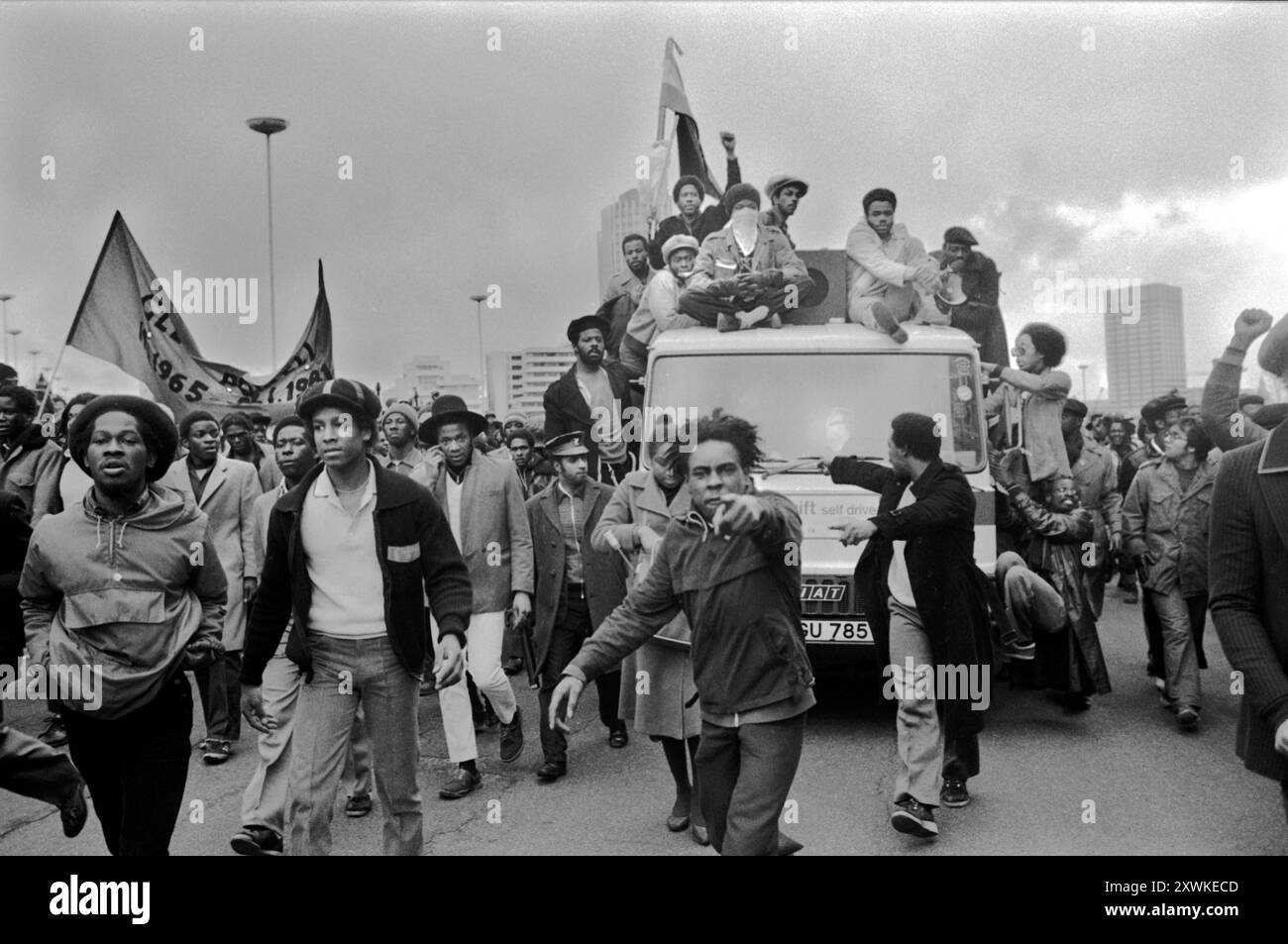 Journée d'action des Noirs, Blackfriars Bridge marche vers le West End de Londres. Manifestation due à l'inaction sur le New Cross Fire. Groupe de manifestants en colère réclamant justice. Westminster, Londres, Angleterre 2 mars 1981 1980s UK HOMER SYKES Banque D'Images